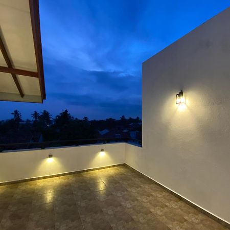 Srimadis Villa Near Airport - Негомбо Екстериор снимка