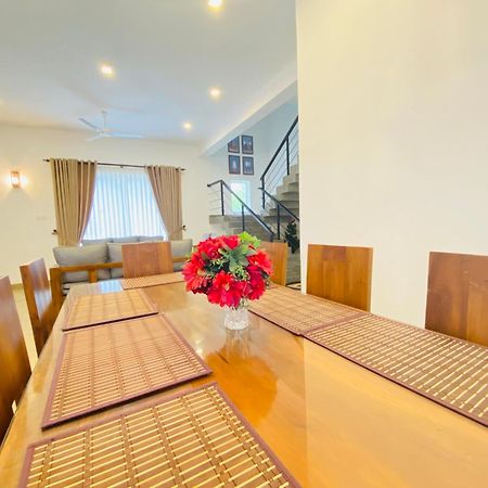 Srimadis Villa Near Airport - Негомбо Екстериор снимка