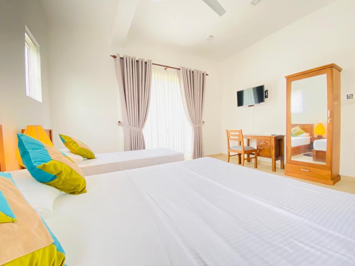 Srimadis Villa Near Airport - Негомбо Екстериор снимка
