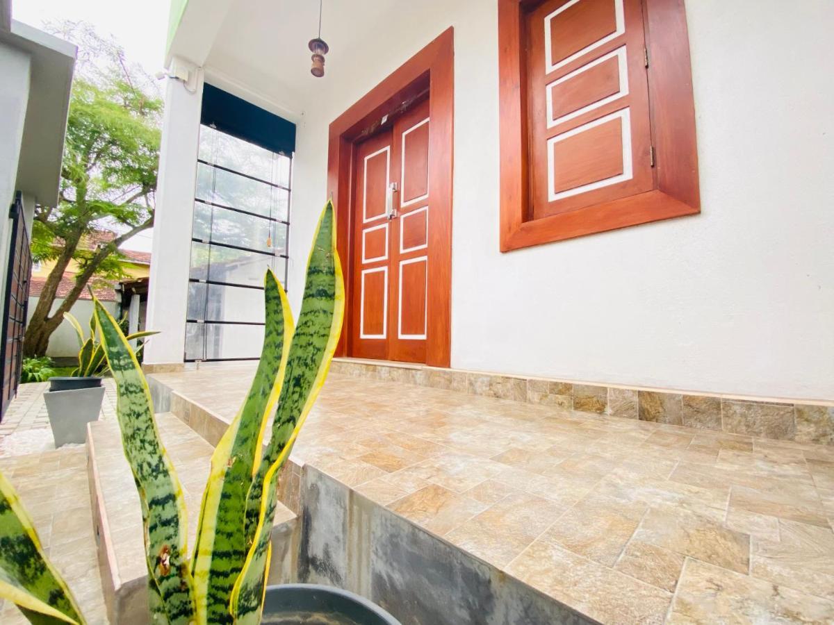 Srimadis Villa Near Airport - Негомбо Екстериор снимка