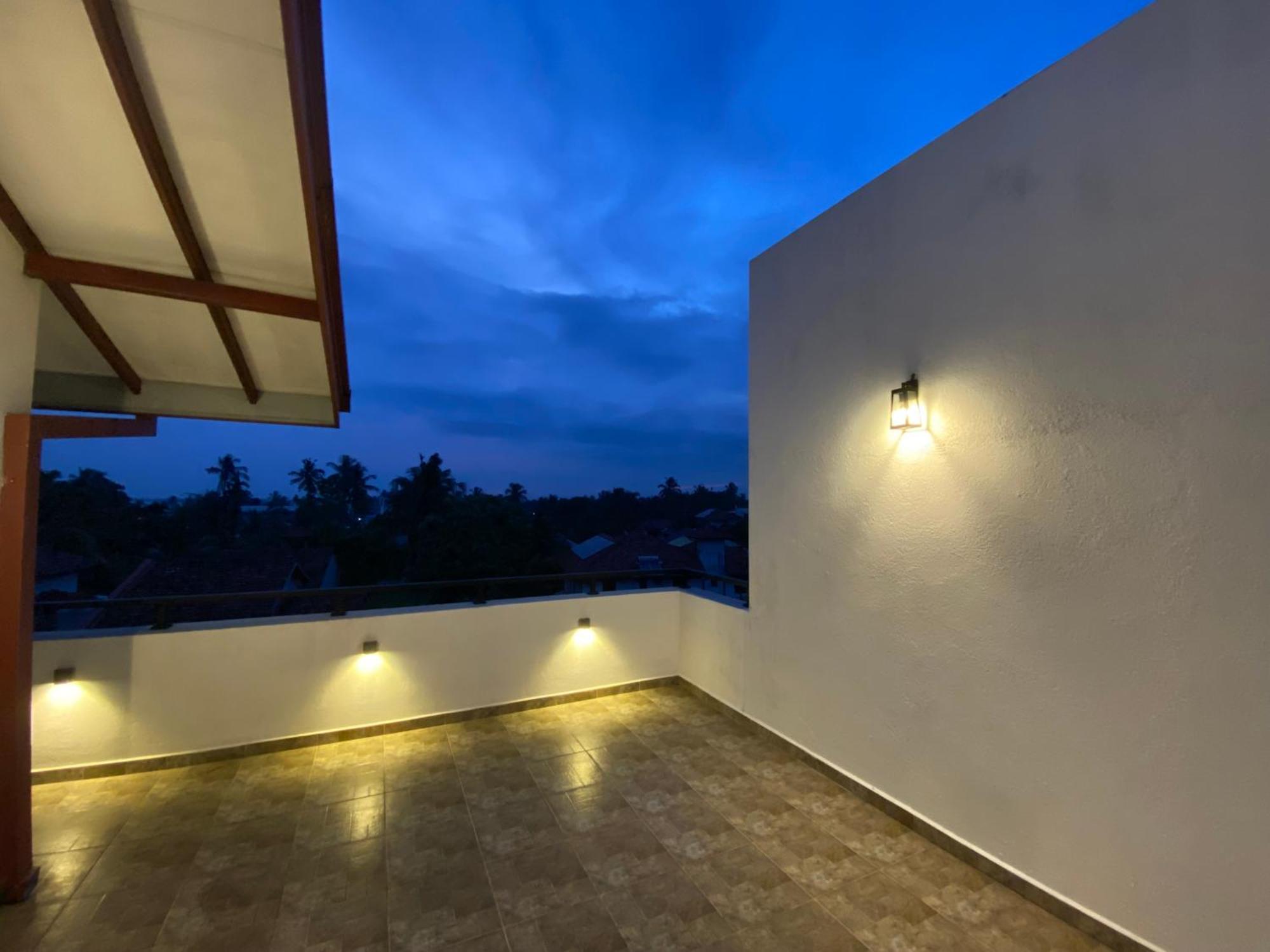 Srimadis Villa Near Airport - Негомбо Екстериор снимка
