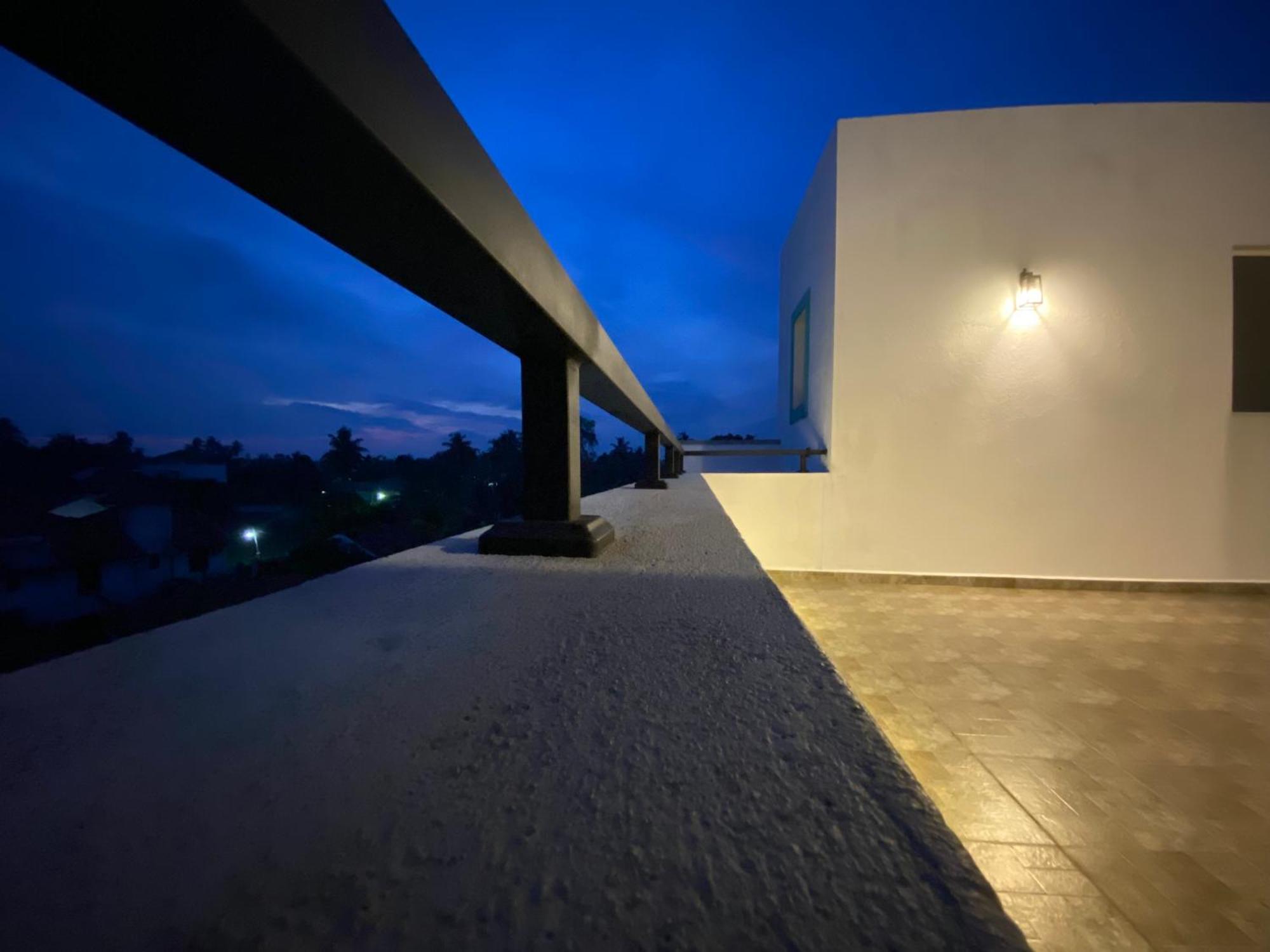 Srimadis Villa Near Airport - Негомбо Екстериор снимка
