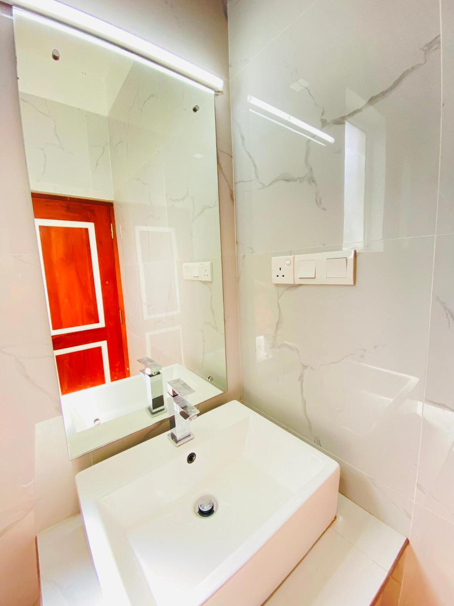 Srimadis Villa Near Airport - Негомбо Екстериор снимка