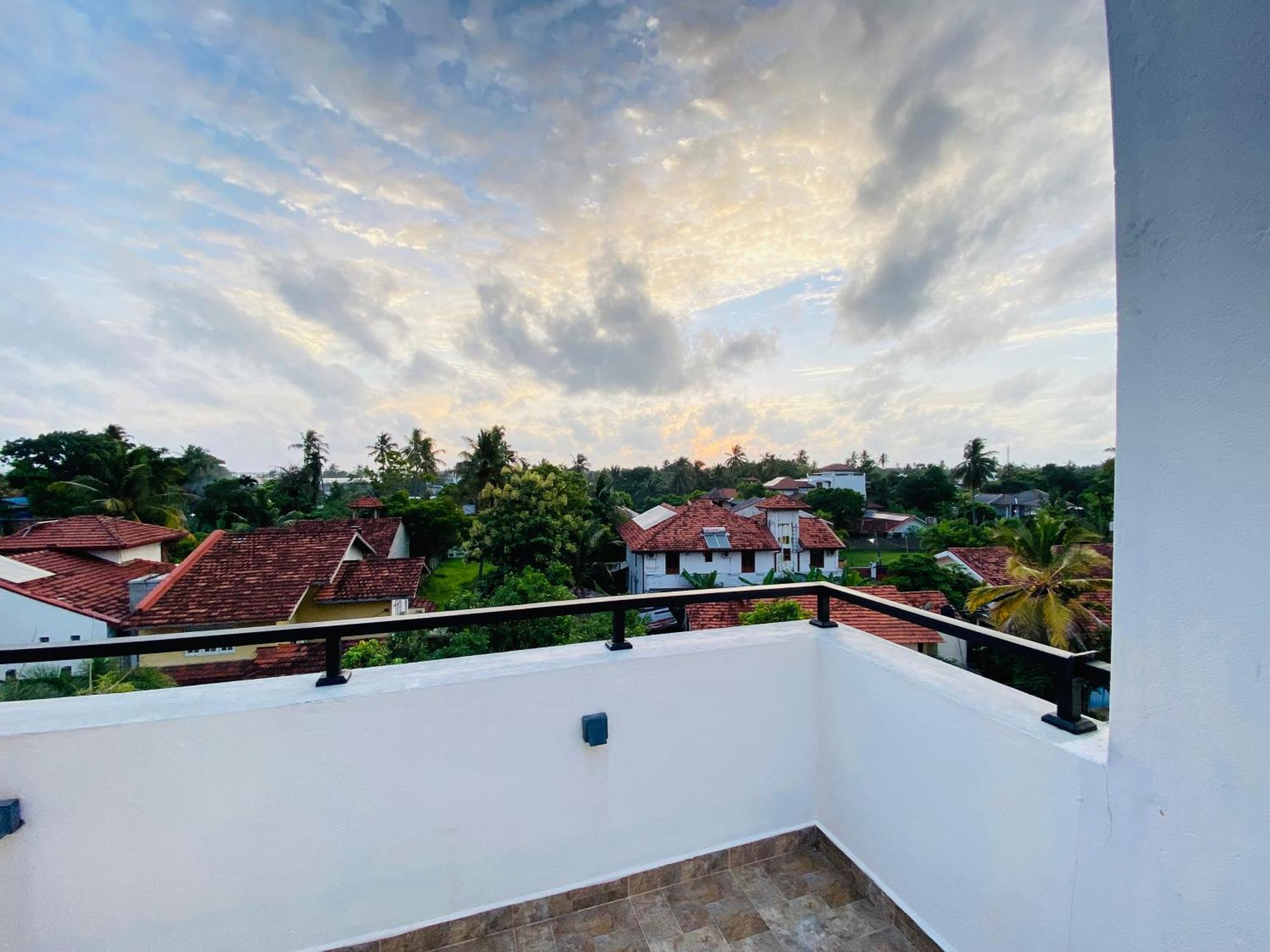 Srimadis Villa Near Airport - Негомбо Екстериор снимка